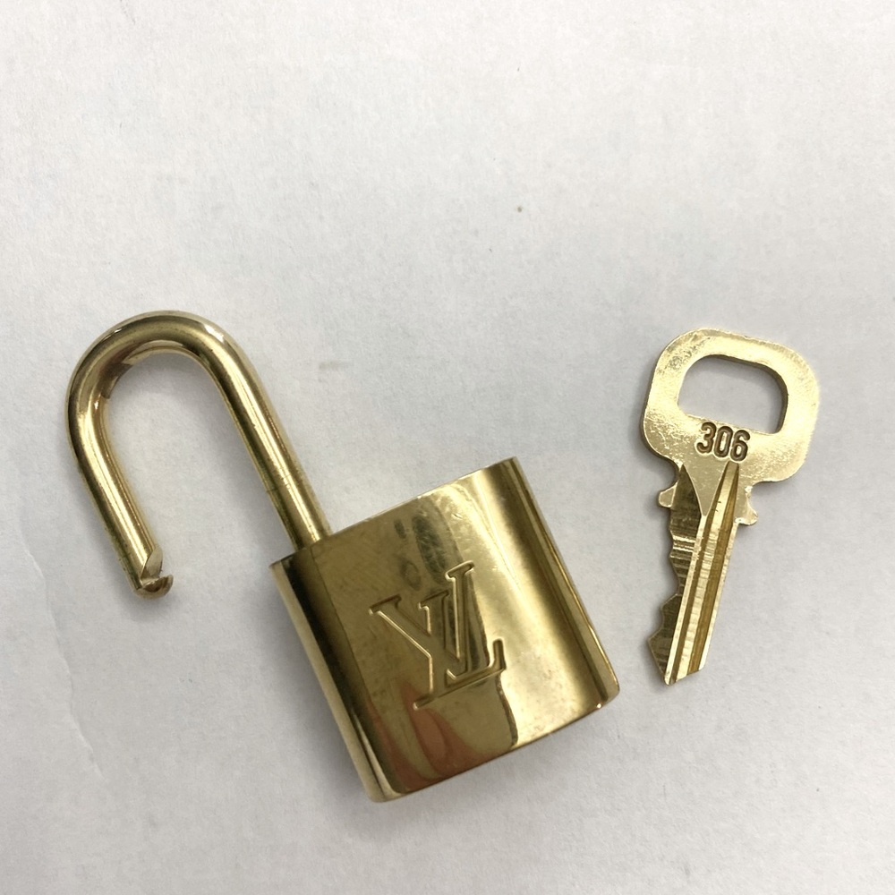❤️ Authentic ❤️ Louis Vuitton Lock and Key #306 - Picture 1 of 4